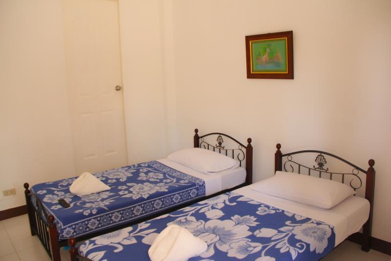 Dona Jovita Garden Resort Calamba  Exteriör bild